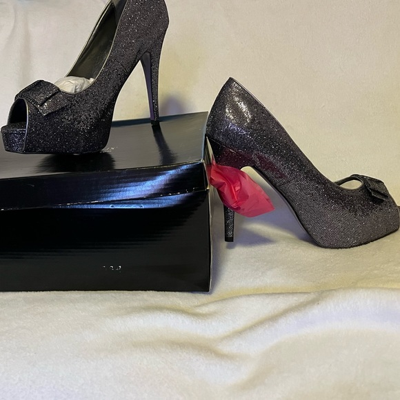 Size 11 pewter glitter peep toe platform 5” heel Brand New In Box 1” platform - Picture 5 of 10